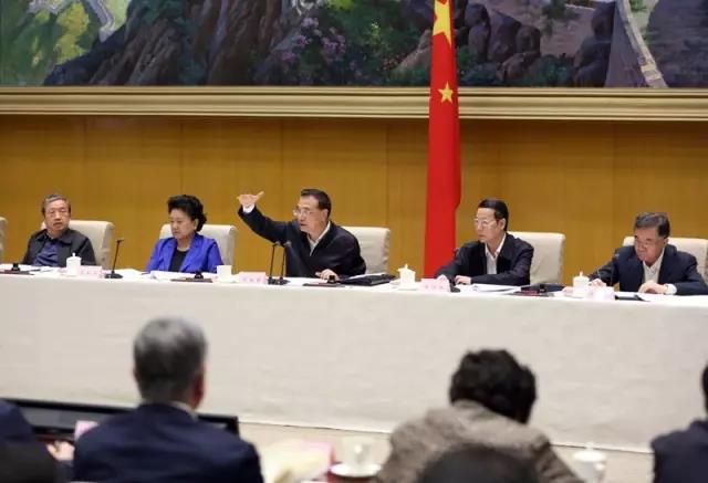 2016年5月9日,李克強(qiáng)出席全國推進(jìn)簡政放權(quán)放管結(jié)合優(yōu)化服務(wù)改革電視電話會議并講話。 2016年5月9日,李克強(qiáng)出席全國推進(jìn)簡政放權(quán)放管結(jié)合優(yōu)化服務(wù)改革電視電話會議并講話。