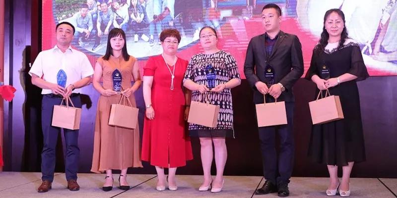 李妮董事長為優(yōu)秀分公司頒獎 李妮董事長為優(yōu)秀分公司頒獎