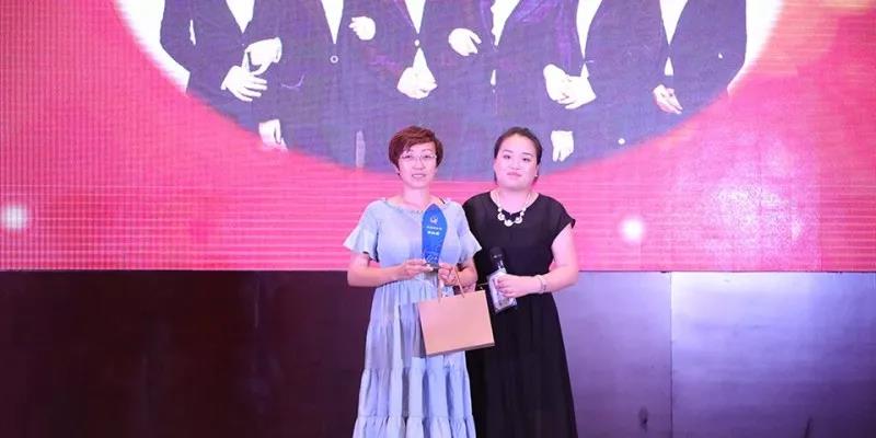 李楠副總頒發(fā)特殊貢獻獎 李楠副總頒發(fā)特殊貢獻獎