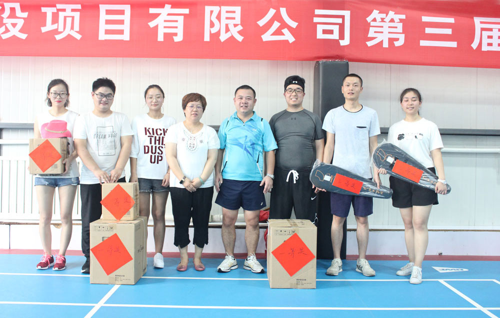 公司領導為男單、女單獲獎者頒獎 公司領導為男單、女單獲獎者頒獎