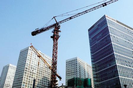 高聳的塔吊矗立在城市中央 高聳的塔吊矗立在城市中央