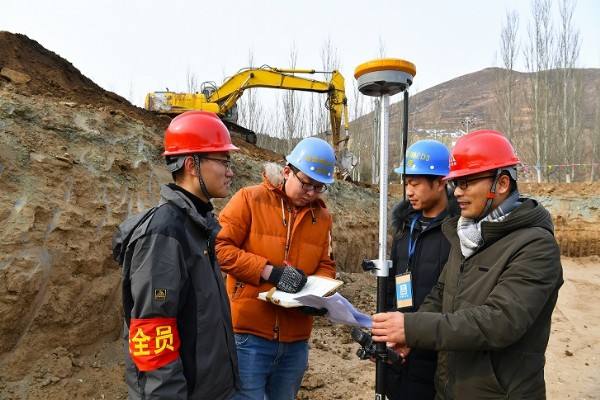 監理工程師在施工現場監理