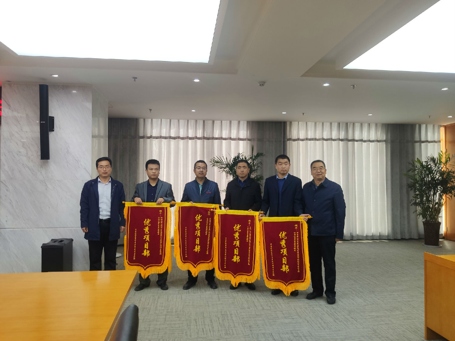 灃西集團(tuán)領(lǐng)導(dǎo)為檢查評(píng)比優(yōu)秀單位頒發(fā)流動(dòng)紅旗 灃西集團(tuán)領(lǐng)導(dǎo)為檢查評(píng)比優(yōu)秀單位頒發(fā)流動(dòng)紅旗