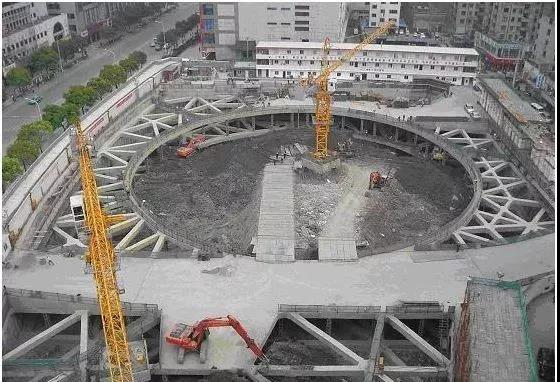 土方開挖后及時外運,及時跟進支撐施工 土方開挖后及時外運,及時跟進支撐施工