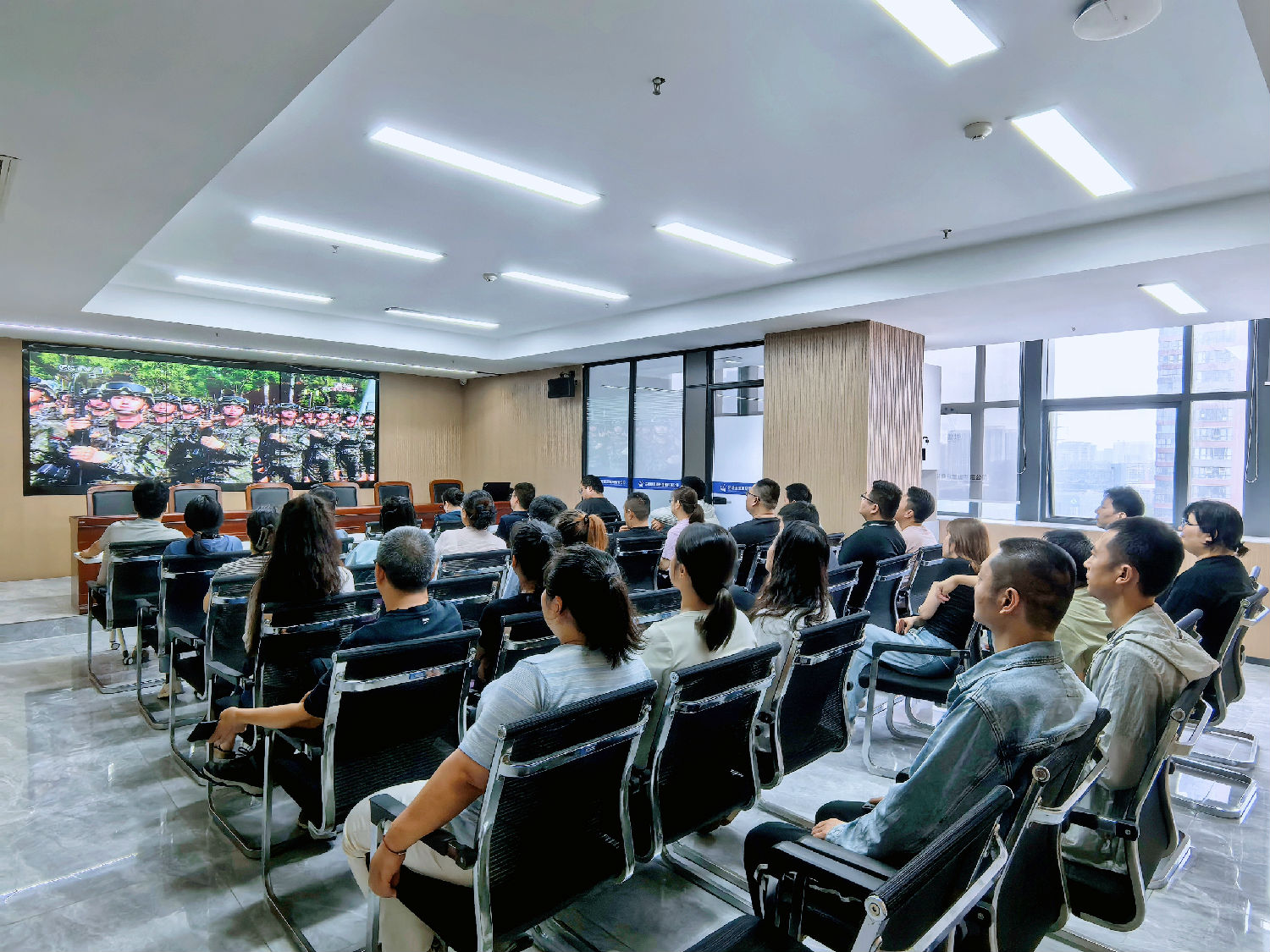 億誠管理組織員工觀看抗戰勝利80周年閱兵儀式直播 億誠管理組織員工觀看抗戰勝利80周年閱兵儀式直播